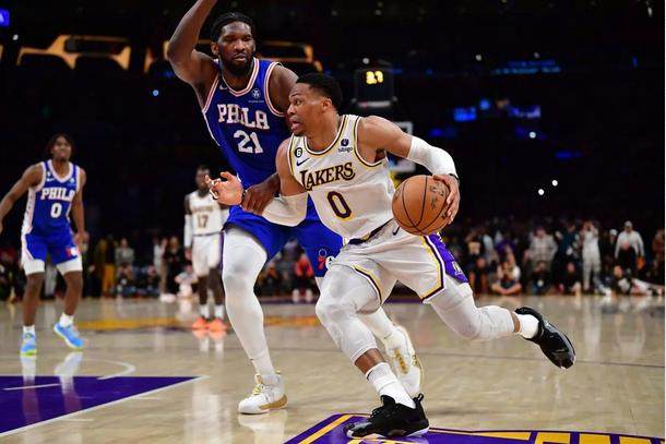 pp电子-连续两场倒在最后争议时刻，詹姆斯遭遇新“里程悲”