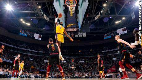 220322060137-03-lakers-cavaliers-032122-restricted-large-169.jpg