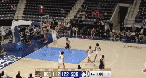 pp电子官网-防守确实好起来了！杨瀚森先送钉板大帽 随后贴防逼迫对手失误